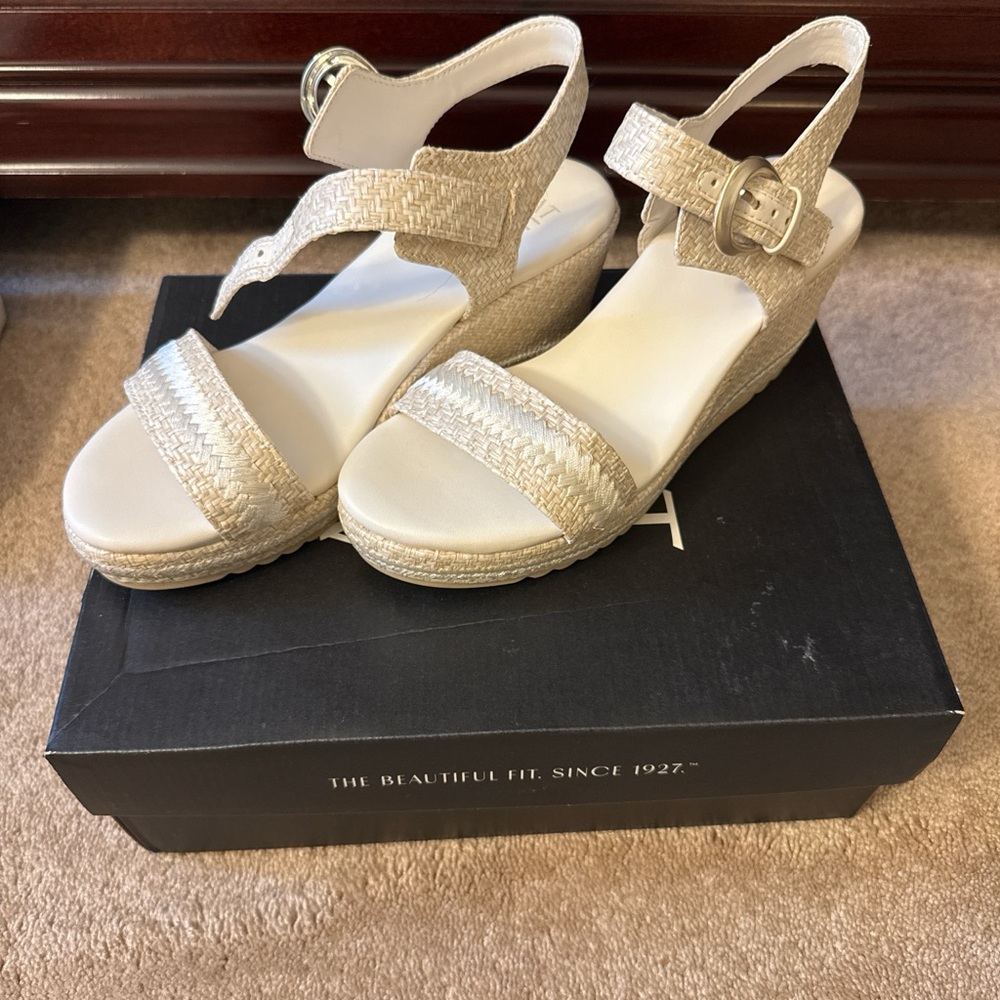 Naturalizer Women’s Stella open toed wedge shoe